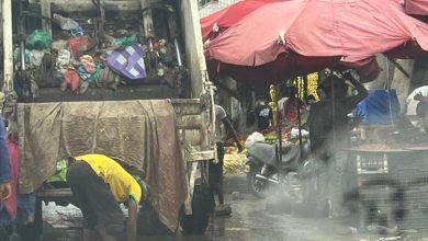 صندوق نظافة لحج يباشر ميدانياً برفع مخلفات الأمطار من شوارع الحوطة وتبن