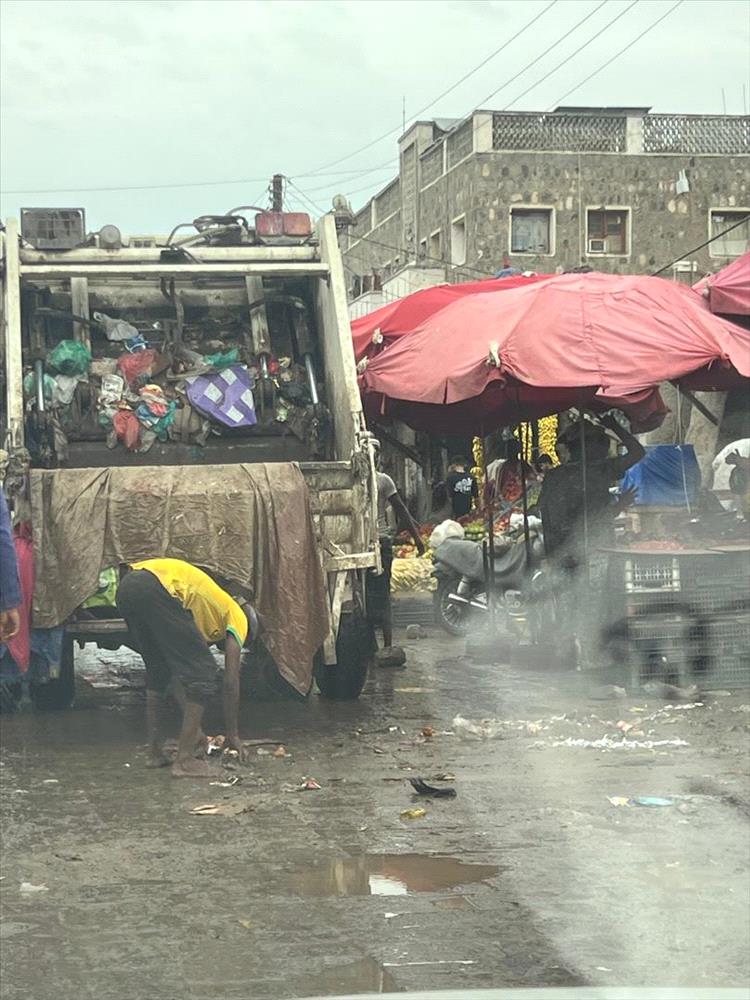 صندوق نظافة لحج يباشر ميدانياً برفع مخلفات الأمطار من شوارع الحوطة وتبن