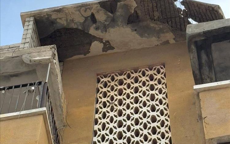 عدن.. الجاوي يوجه بسرعة إزالة أحد الاسقف المتهالكة في عمارة بالمعلا