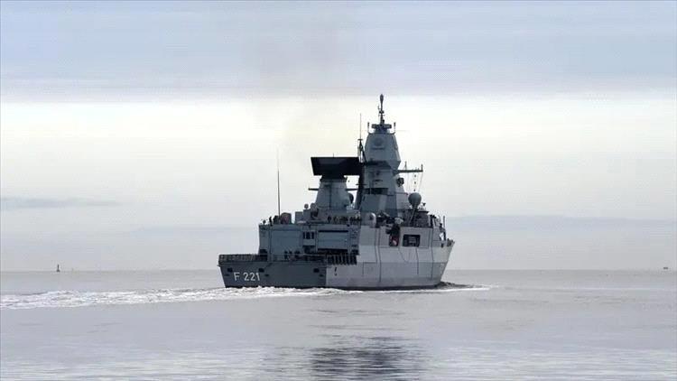 فرقاطة يونانية تؤمن سفنًا تجارية ضمن مهمة "أسبيدس" الأوروبية