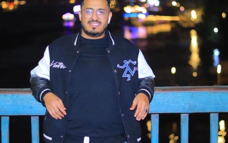 فنان يمني يعود بعد غياب طويل.. وتوقيفه في مطار العاصمة المؤقتة عدن يثير جدلاً واسعاً