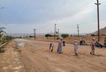 في ثاني أيام العيد.. مبادرة أنت وطن تواصل عطاءها بإزالة آثار الأمطار وتسهيل حركة السير بمدينة سيئون