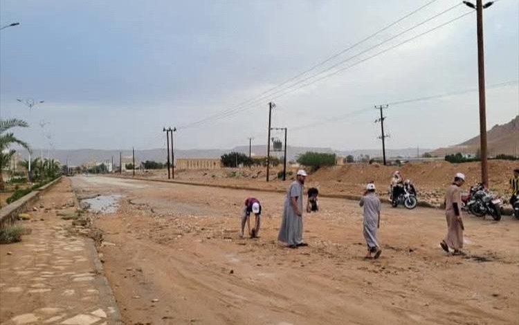 في ثاني أيام العيد.. مبادرة أنت وطن تواصل عطاءها بإزالة آثار الأمطار وتسهيل حركة السير بمدينة سيئون