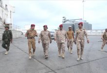 قائد المنطقة العسكرية الثانية يتفقد قوة خفر السواحل والمواقع التابعة لها في المكلا ويشيد بمستوى الانضباط والجاهزية