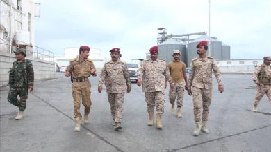 قائد المنطقة العسكرية الثانية يتفقد قوة خفر السواحل والمواقع التابعة لها في المكلا ويشيد بمستوى الانضباط والجاهزية