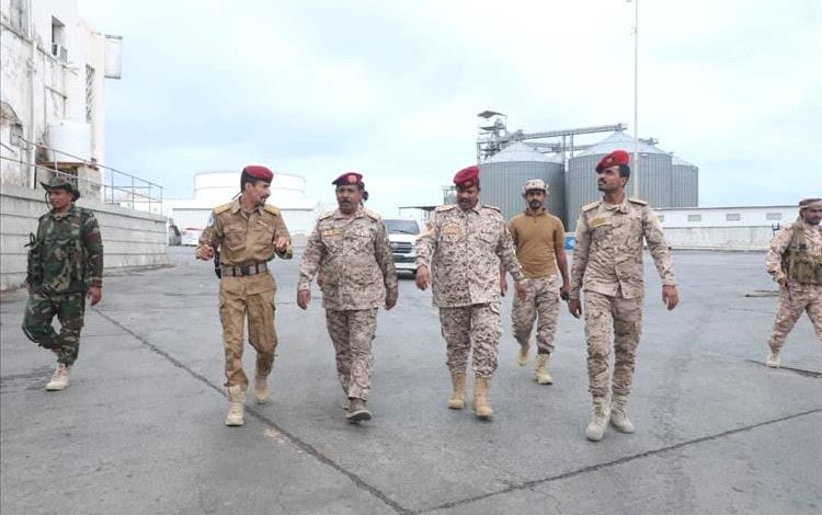 قائد المنطقة العسكرية الثانية يتفقد قوة خفر السواحل والمواقع التابعة لها في المكلا ويشيد بمستوى الانضباط والجاهزية