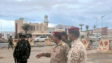 قائد المنطقة العسكرية الثانية ينفذ جولة ميدانية على عدد من النقاط العسكرية بالمكلا ويؤكد رفع الجاهزية خلال عيد الفطر