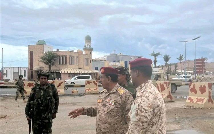 قائد المنطقة العسكرية الثانية ينفذ جولة ميدانية على عدد من النقاط العسكرية بالمكلا ويؤكد رفع الجاهزية خلال عيد الفطر