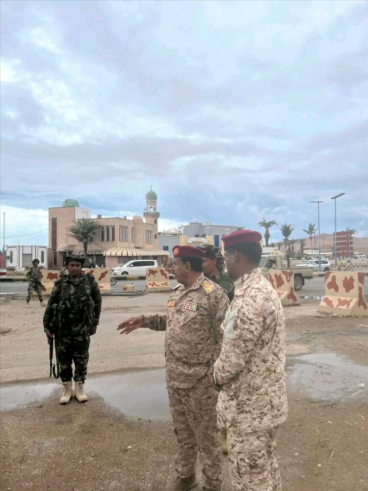 قائد المنطقة العسكرية الثانية ينفذ جولة ميدانية على عدد من النقاط العسكرية بالمكلا ويؤكد رفع الجاهزية خلال عيد الفطر