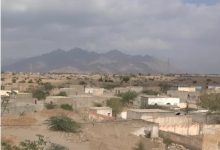 قرية نائية بين حيس والخوخة.. حرمان من الماء والدواء والتعليم وتحويل مدرسة إلى “عشش” يثير غضب الأهالي