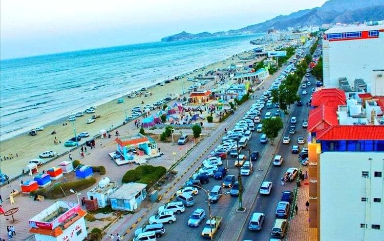 لحظات حاسمة على ساحل أبين.. تدخل سريع ينقذ شابين من الغرق