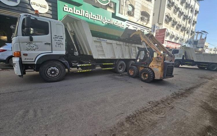 لليوم الثاني على التوالي.. استمرار حملة صندوق النظافة في الشيخ عثمان لرفع مخلفات الأمطار