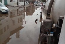 مؤسسة مياه عدن تواصل شفط مياه الأمطار وفتح انسدادات شبكات الصرف الصحي في مديريات العاصمة