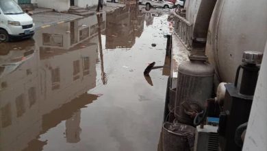 مؤسسة مياه عدن تواصل شفط مياه الأمطار وفتح انسدادات شبكات الصرف الصحي في مديريات العاصمة