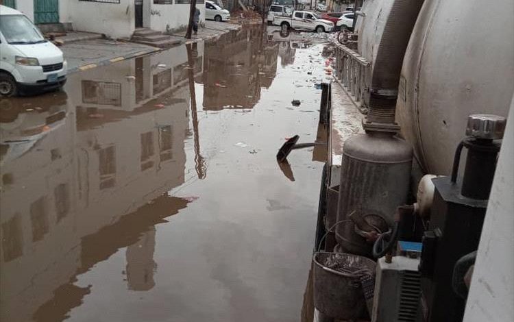 مؤسسة مياه عدن تواصل شفط مياه الأمطار وفتح انسدادات شبكات الصرف الصحي في مديريات العاصمة