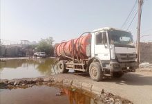 مؤسسة مياه عدن تواصل شفط مياه الأمطار ومعالجة انسدادات الصرف الصحي في خورمكسر