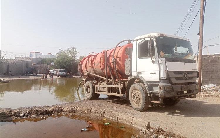 مؤسسة مياه عدن تواصل شفط مياه الأمطار ومعالجة انسدادات الصرف الصحي في خورمكسر