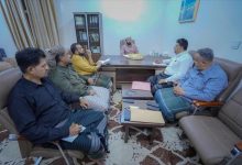 محافظ أبين يناقش مع مدير الصناعة والتجارة والشركة اليمنية للغاز سبل تحسين التموين واستقرار الأسواق