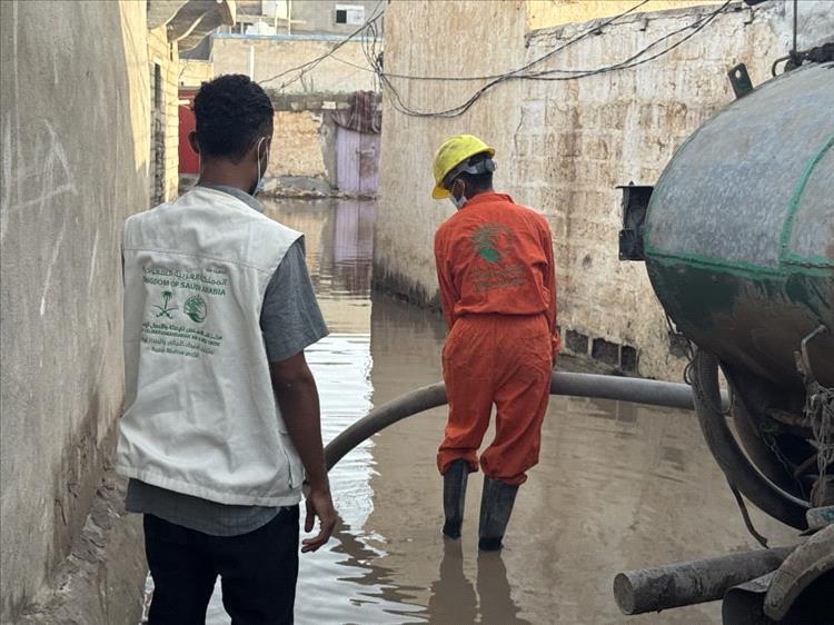 محافظ الحديدة يشيد بالاستجابة الطارئة لمركز سلمان لمواجهة أضرار الأمطار في الخوخة