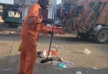 محافظ المهرة يشيد بجهود عمال النظافة في الحفاظ على نظافة الغيضة خلال عيد الفطر