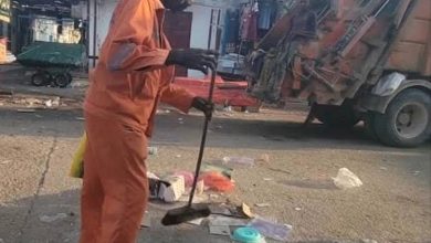 محافظ المهرة يشيد بجهود عمال النظافة في الحفاظ على نظافة الغيضة خلال عيد الفطر