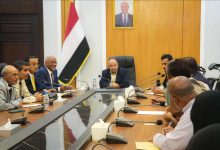 محافظ حضرموت يستضيف وزراء الحكومة لمناقشة الأمن والخدمات وتعزيز التنمية بالمحافظة