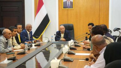 محافظ حضرموت يستضيف وزراء الحكومة لمناقشة الأمن والخدمات وتعزيز التنمية بالمحافظة