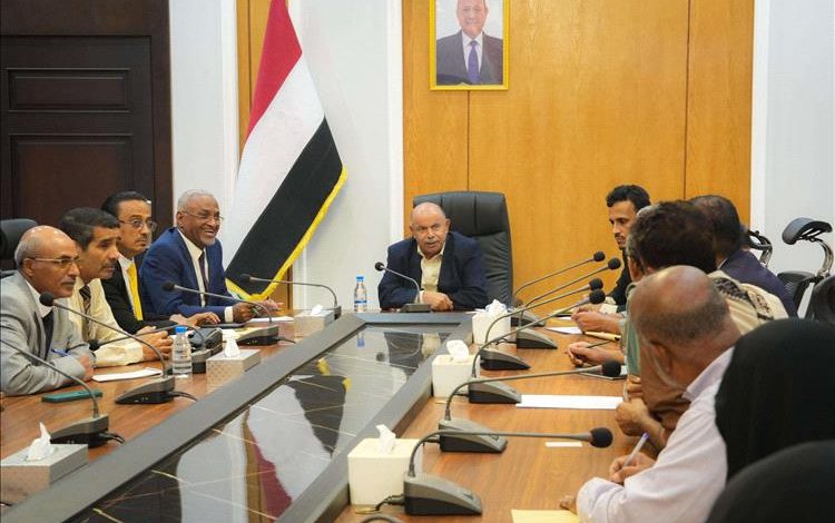 محافظ حضرموت يستضيف وزراء الحكومة لمناقشة الأمن والخدمات وتعزيز التنمية بالمحافظة