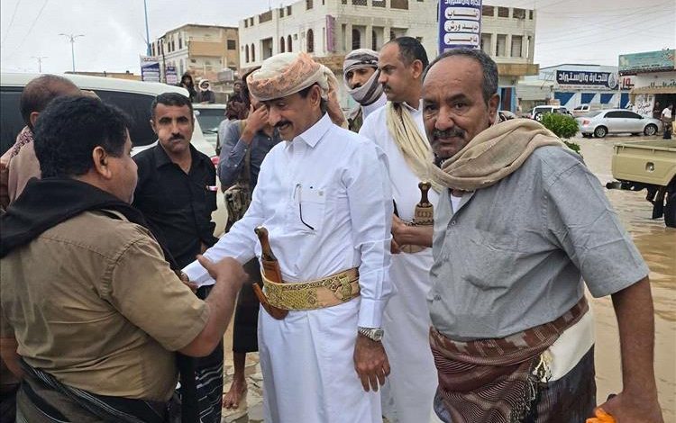محافظ شبوة يتفقد مدينة عتق ويشدّد على الاستعداد لمواجهة الأمطار الغزيرة