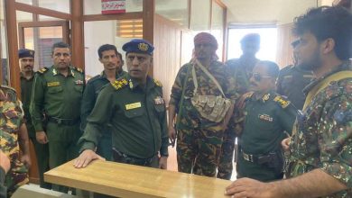 مدير أمن المهرة يتفقد الانضباط الوظيفي في الإدارات الأمنية عقب إجازة العيد