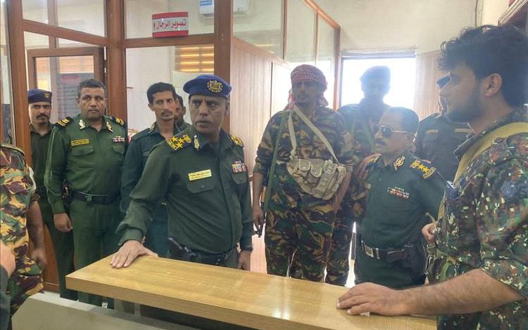 مدير أمن المهرة يتفقد الانضباط الوظيفي في الإدارات الأمنية عقب إجازة العيد