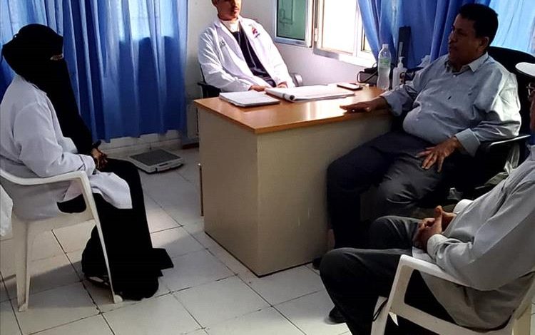 مدير صحة خنفر يتفقد مركز العزل بالكود ويشيد بجهود الكادر الطبي بعد العيد