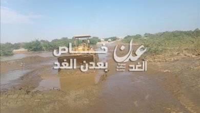 مدير عام أحور يشرف على إعادة فتح الطريق في وادي أحور بعد إزالة مخلفات السيول