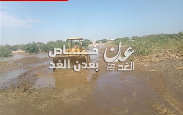 مدير عام أحور يشرف على إعادة فتح الطريق في وادي أحور بعد إزالة مخلفات السيول