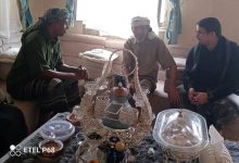 مدير عام الصحة بالمهرة يقوم بزيارة عيدية لمدير الترصد الوبائي السابق ويطمئن على صحته