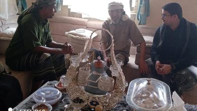 مدير عام الصحة بالمهرة يقوم بزيارة عيدية لمدير الترصد الوبائي السابق ويطمئن على صحته