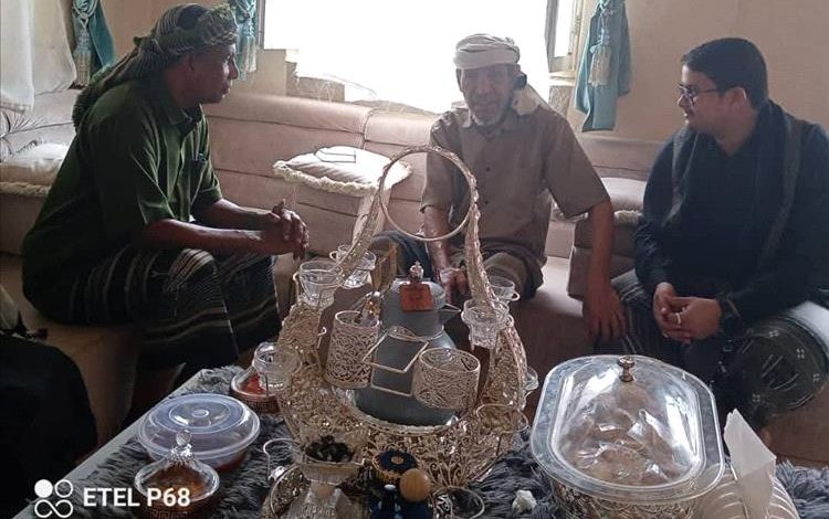 مدير عام الصحة بالمهرة يقوم بزيارة عيدية لمدير الترصد الوبائي السابق ويطمئن على صحته