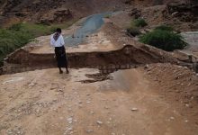 مدير عام حجر يتفقد الأضرار التي لحقت بالبنية التحتية بالمديرية جراء المنخفض الجوي الاخير