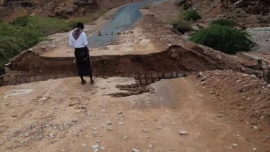 مدير عام حجر يتفقد الأضرار التي لحقت بالبنية التحتية بالمديرية جراء المنخفض الجوي الاخير
