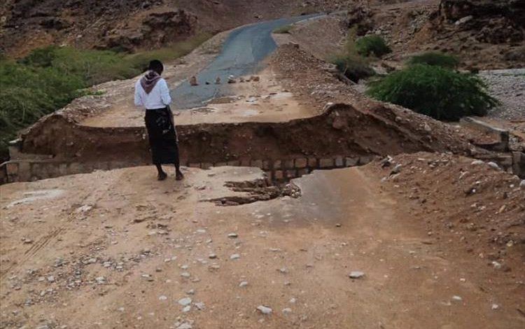 مدير عام حجر يتفقد الأضرار التي لحقت بالبنية التحتية بالمديرية جراء المنخفض الجوي الاخير