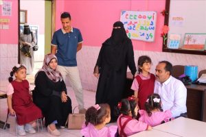 مدير عام خور مكسر يتفقد روضة الأمل ويقدم حقائب مدرسية للأطفال الخريجي من الفئة الكبرى