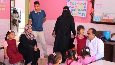 مدير عام خور مكسر يتفقد روضة الأمل ويقدم حقائب مدرسية للأطفال الخريجي من الفئة الكبرى