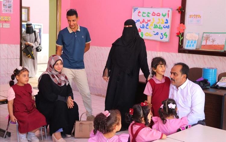 مدير عام خور مكسر يتفقد روضة الأمل ويقدم حقائب مدرسية للأطفال الخريجي من الفئة الكبرى