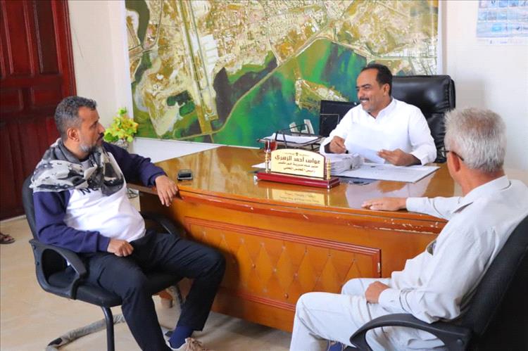 مدير عام خورمكسر يلتقي قيادة وأعضاء اللجان المجتمعية ويؤكد تعزيز الشراكة مع المكاتب الخدمية