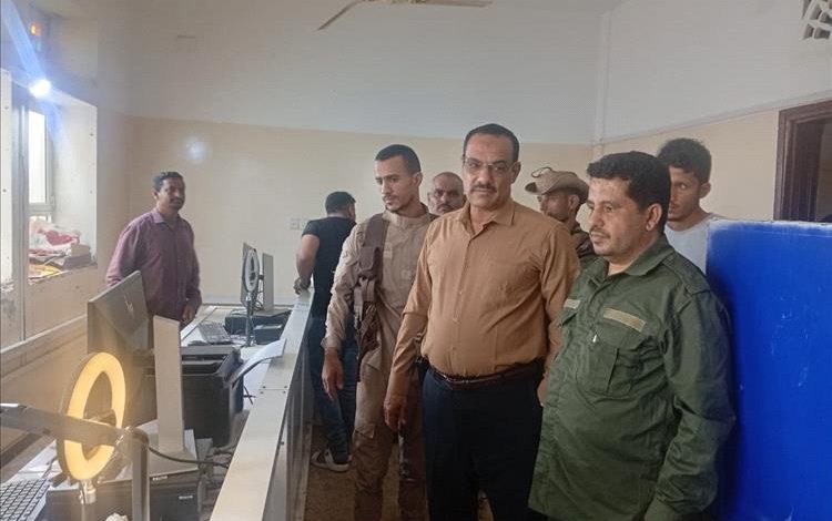 مدير عام شرطة الضالع يزور الأحوال المدنية والعمليات المشتركة بالمحافظة