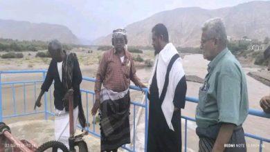 مدير عام مديرية خنفر "اليوسفي" يتفقد تدفق سيول وادي بنا ويضمن وصولها إلى المزارعين