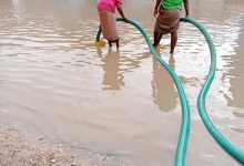 مكتب الأشغال العامة و الطرق بمديرية القطن يباشر بشفط مياه الأمطار من الشوراع الداخلية بالمديرية