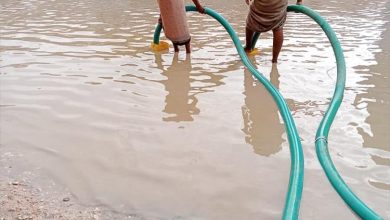 مكتب الأشغال العامة و الطرق بمديرية القطن يباشر بشفط مياه الأمطار من الشوراع الداخلية بالمديرية