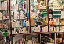 مكتب وزارة الصحة العامة والسكان يغلق صيدلية لبيعها أدوية منتهية الصلاحية للمواطنين بالمكلا