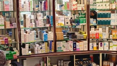 مكتب وزارة الصحة العامة والسكان يغلق صيدلية لبيعها أدوية منتهية الصلاحية للمواطنين بالمكلا
